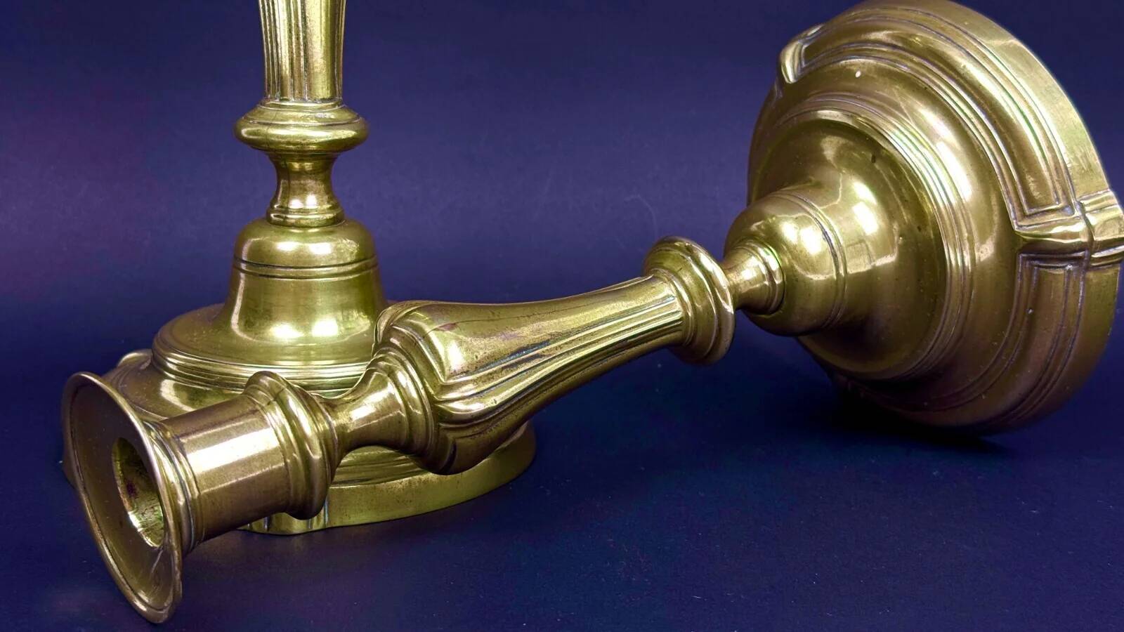 Pair of gilded bronze candlesticks from the Regency period, 18th century.