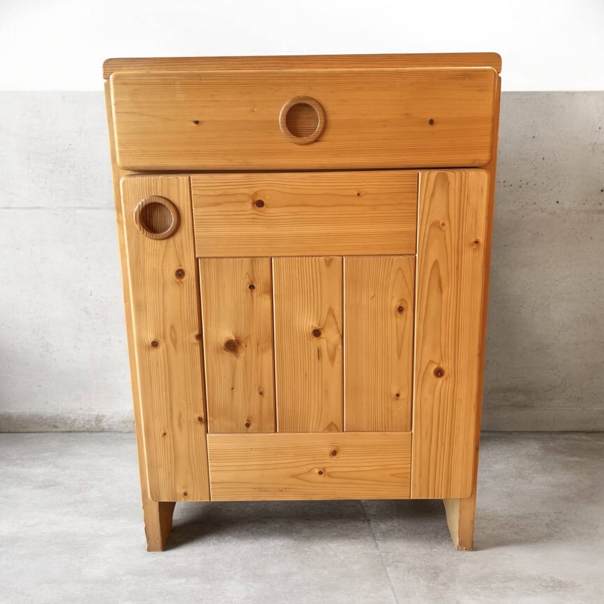Buffet for Les Arcs 1600 & 1800, Charlotte Perriand selection for the 1970s.
