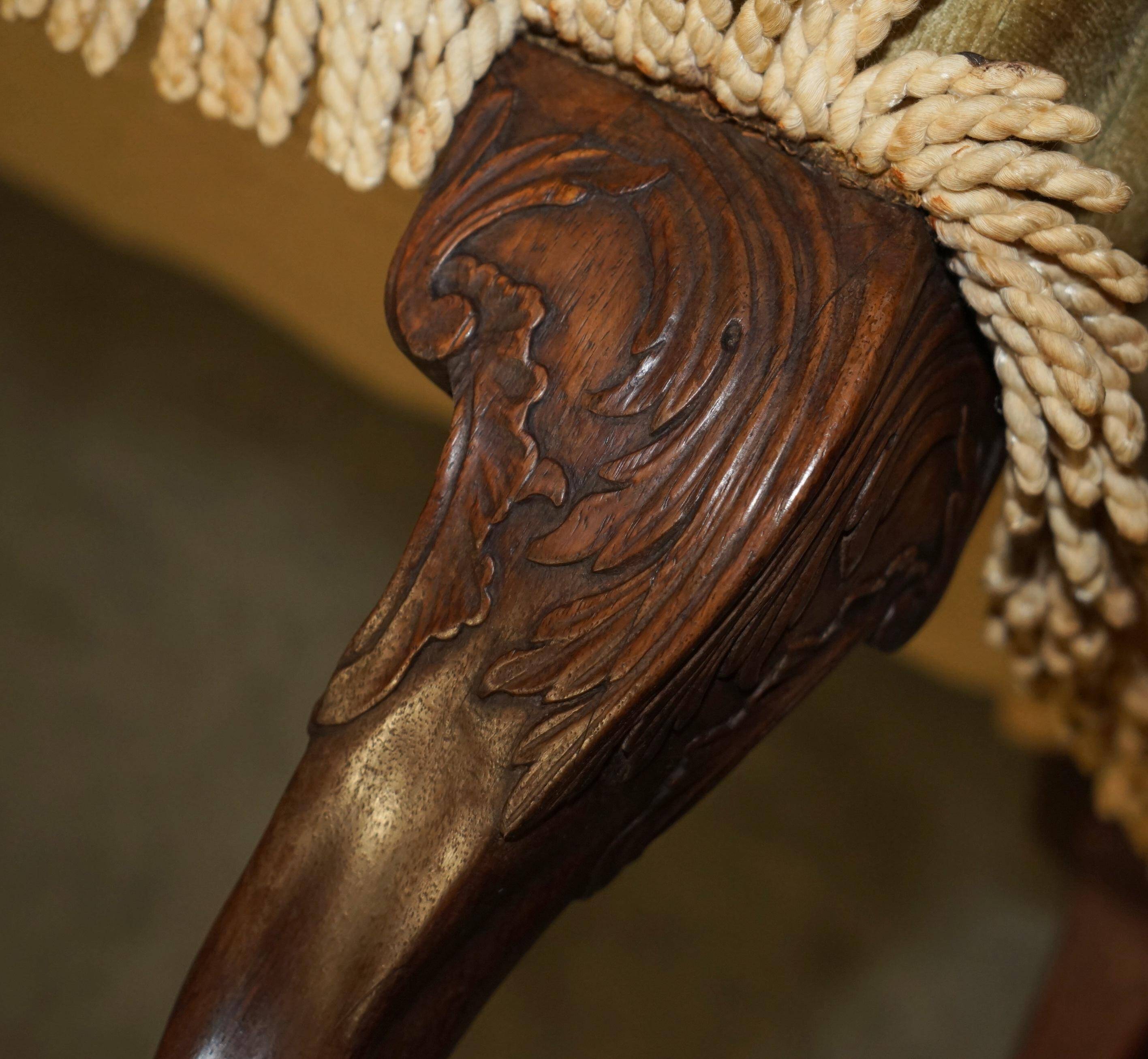 Canapé ancien George III circa 1780 sculpté à la main pieds griffe et boule