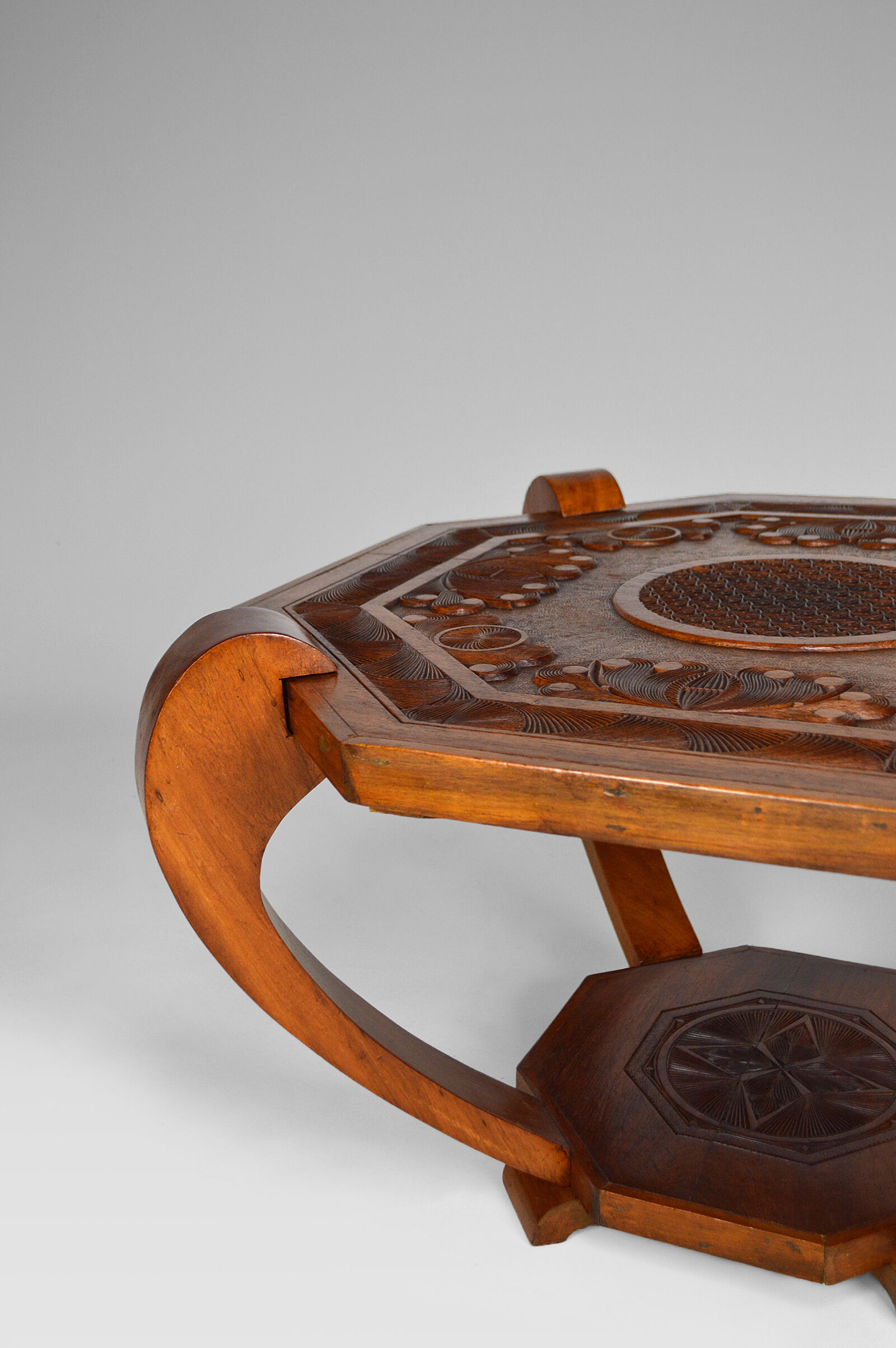Table basse sculptée Art Déco Colonial vers 1930