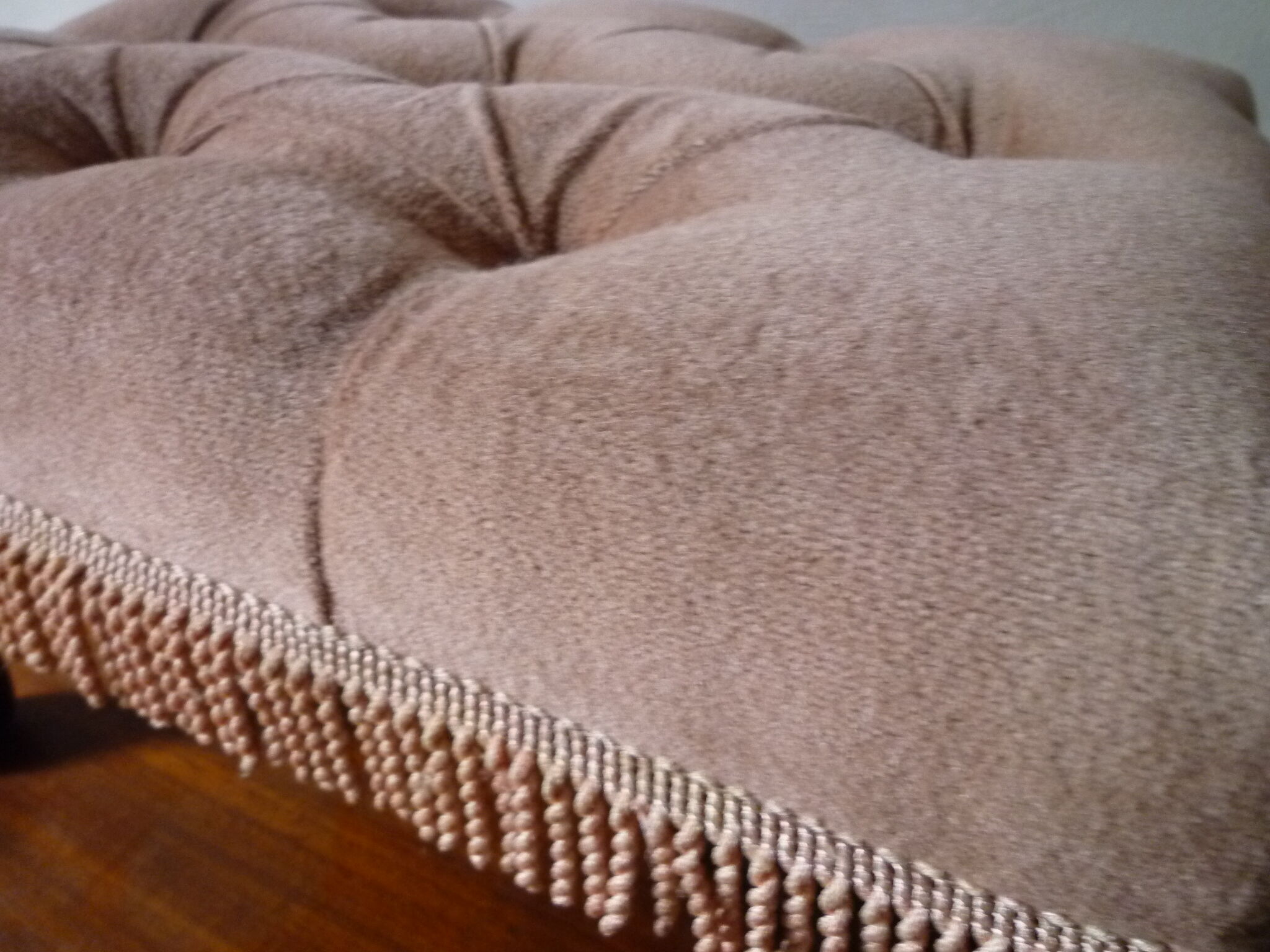 Rests English feet in velvet