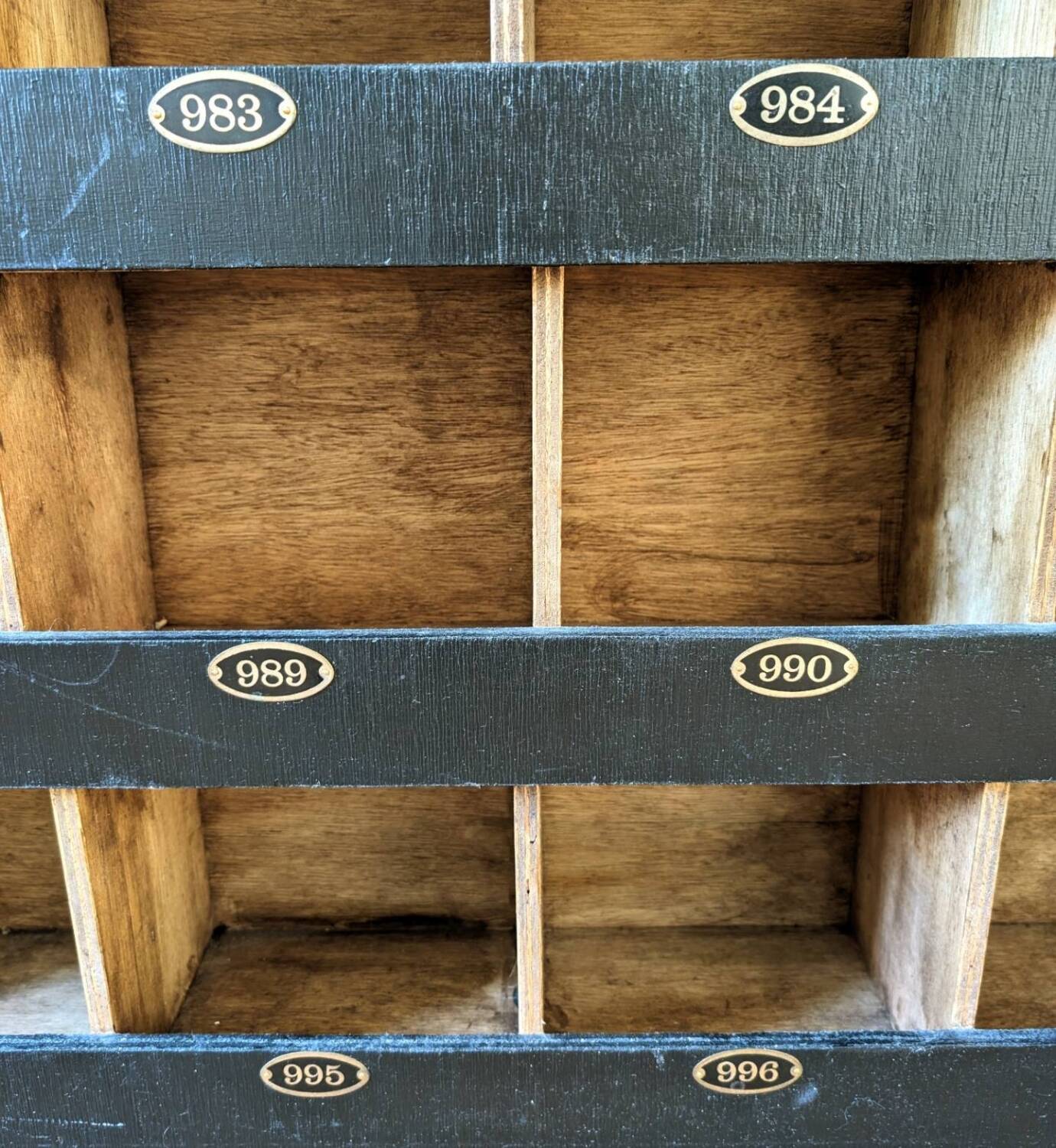 Hotel locker cabinet