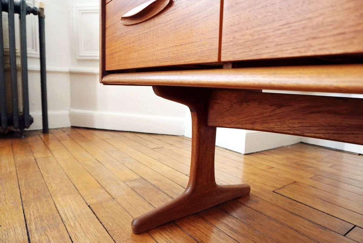 Teak sideboard of the Austinsuite house