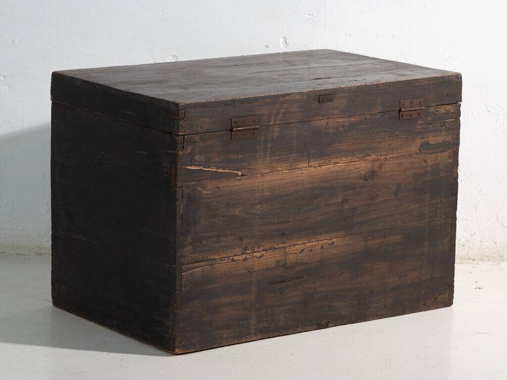 Antique chest painted in pine wood – China, around 1900