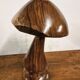 Lampe de table champignon en bois sculpté à la main avec LED intégrée
