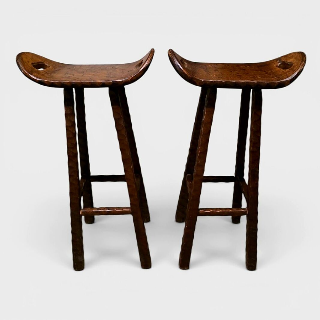 Lot de 2 tabourets brutalistes en bois massif taillé main