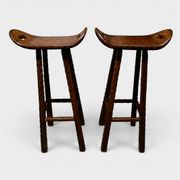 Lot de 2 tabourets brutalistes en bois massif taillé main