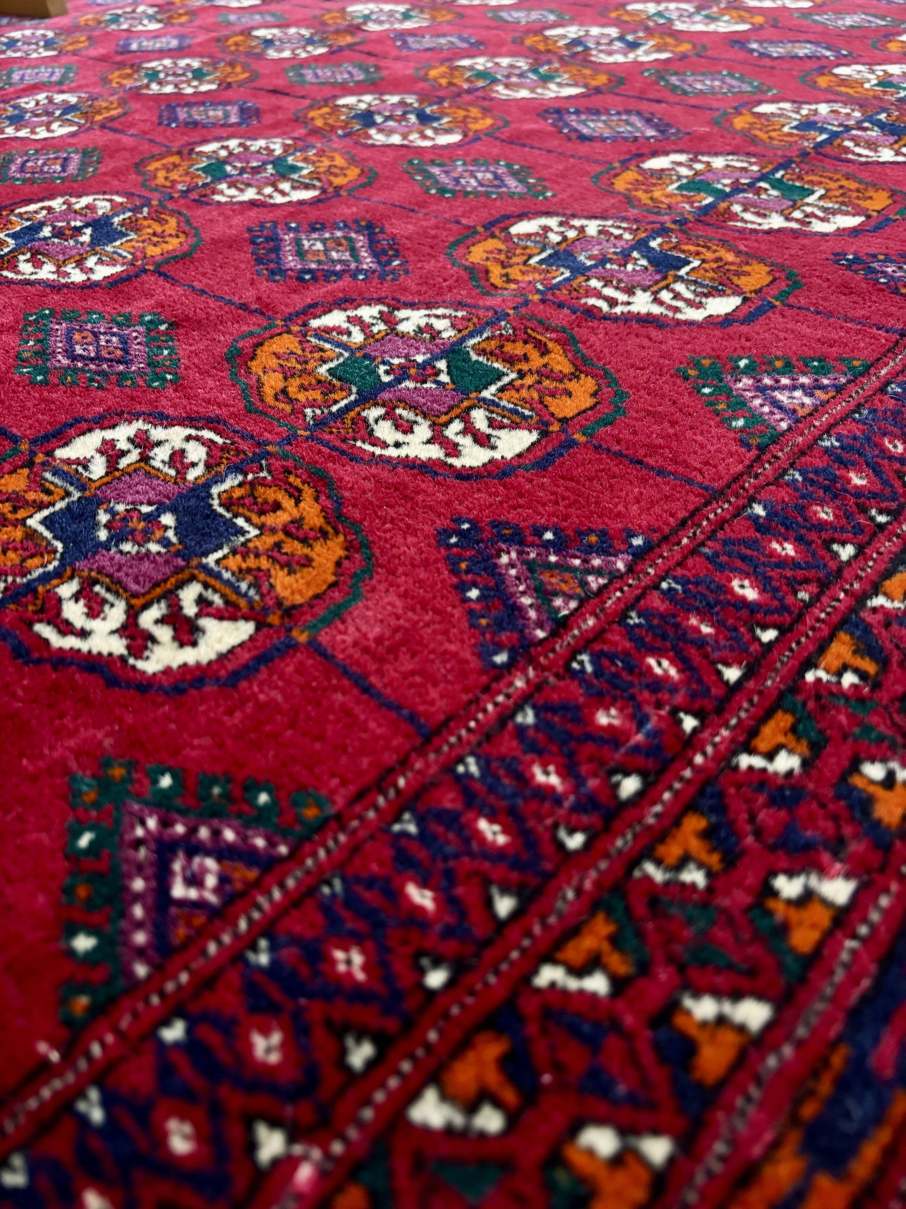 Turkmen Bukhara carpet hand-knotted – 290 x 207 cm – in perfect condition – certificate