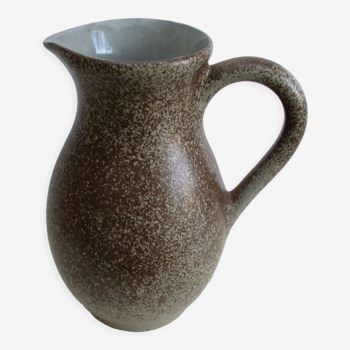 Speckled sandstone pitcher