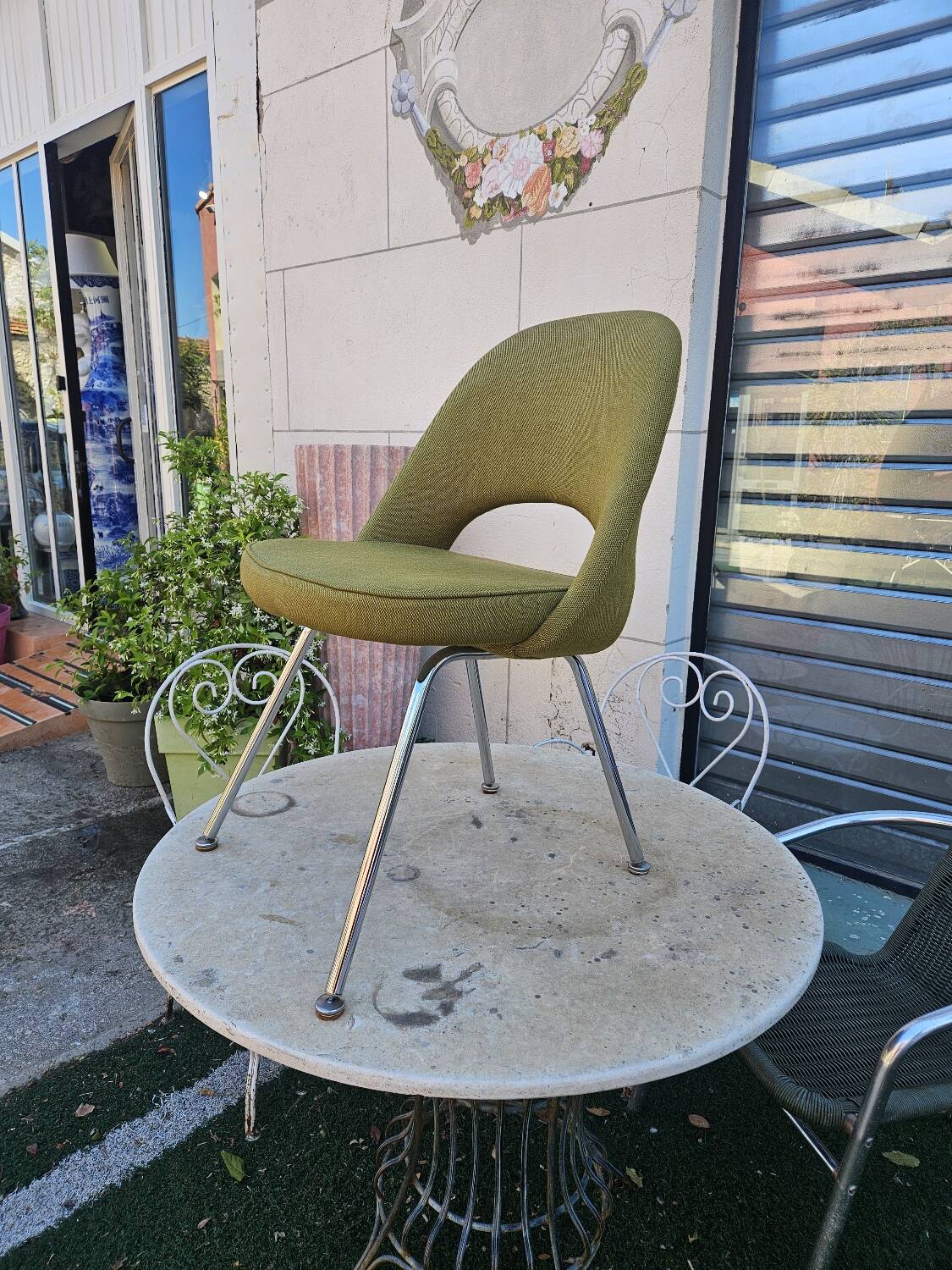 Knoll conference chair designed by Eero Saarinen