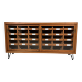 Buffet en pin allemand vintage / Armoire de tri avec 24 tiroirs et vitre.