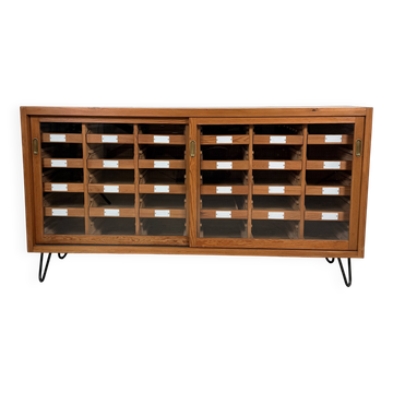 Buffet en pin allemand vintage / Armoire de tri avec 24 tiroirs et vitre.