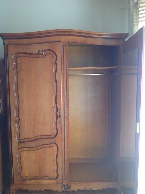 Armoire en merisier massif avec étagère, penderie et miroir intérieur