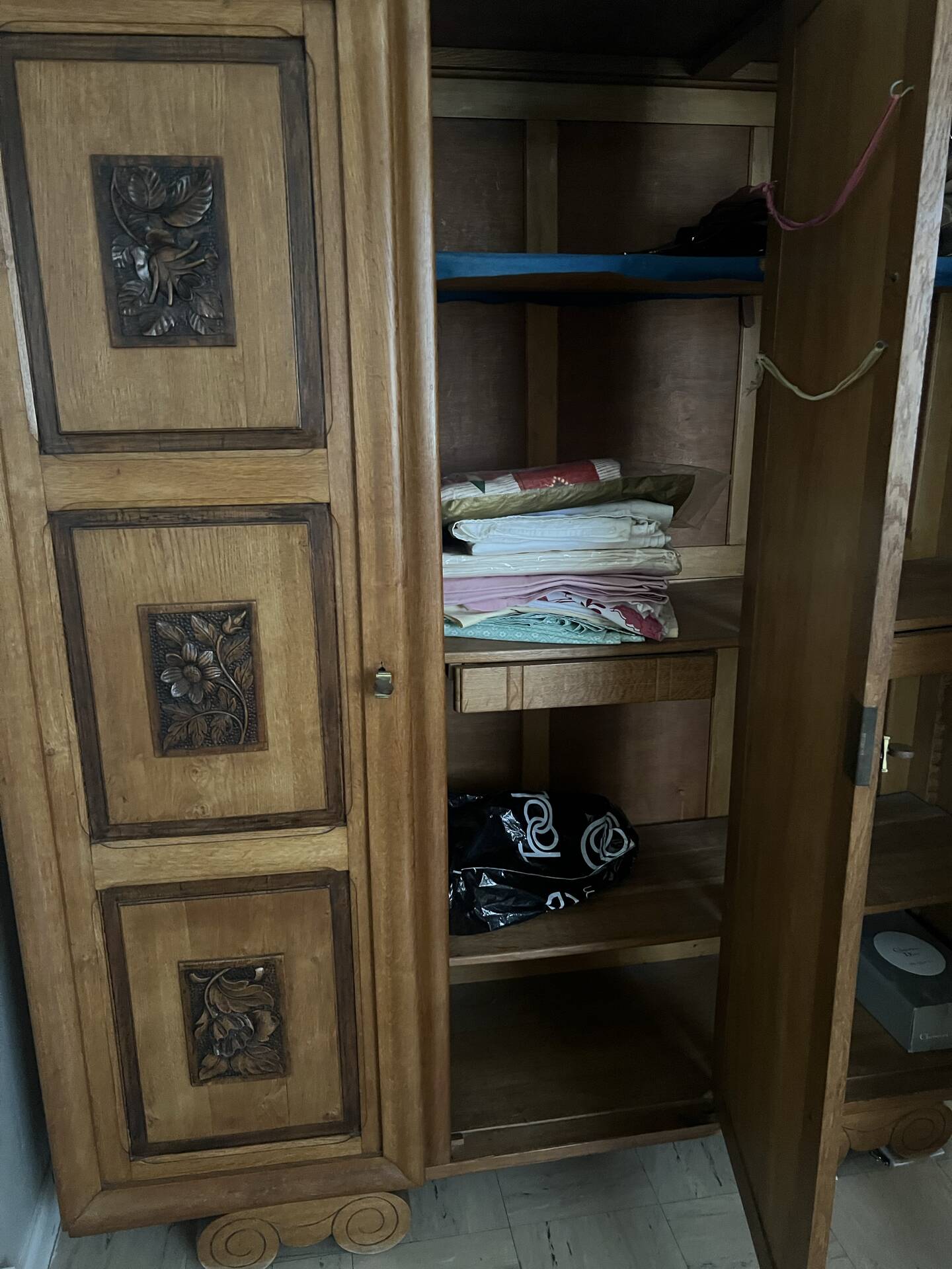 Armoire en bois art déco sculpture et moulures fleuries