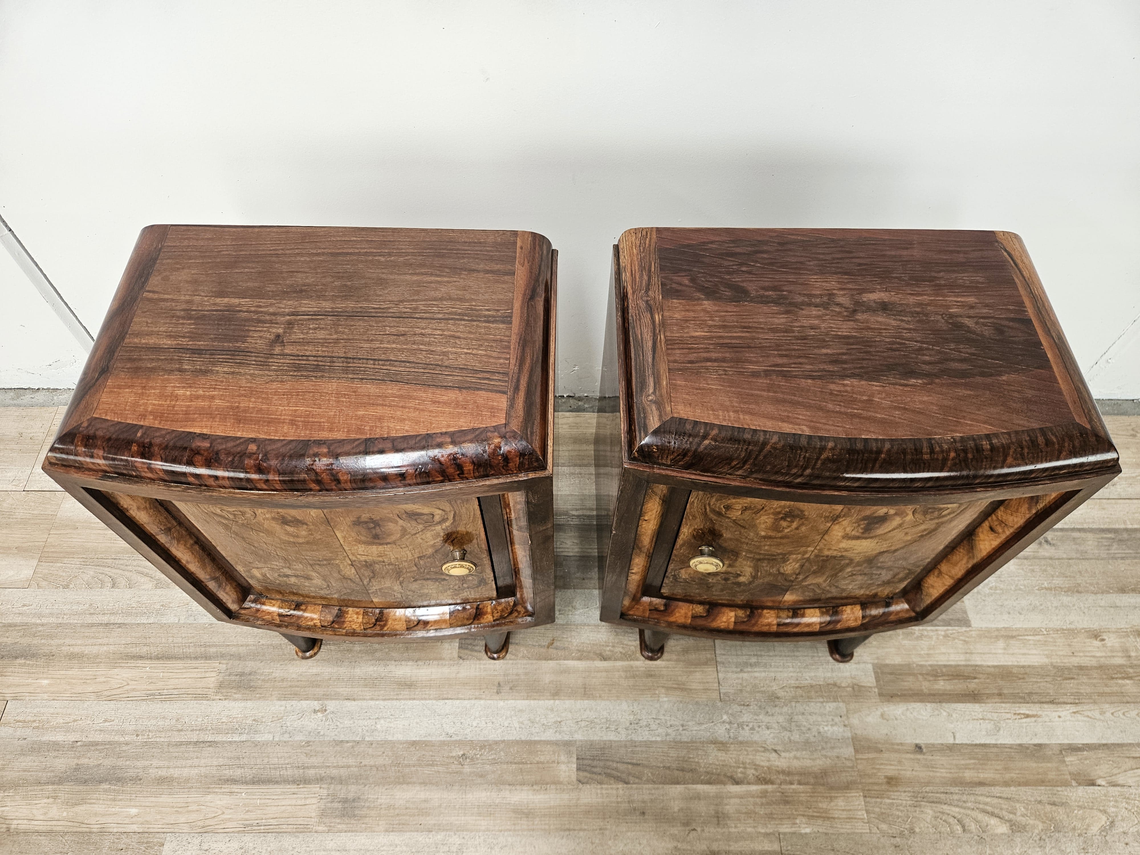 Tuscan Art Decò bedside tables from the 1940s in walnut burl