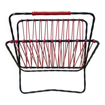 Scoubidou and wrought iron magazine rack