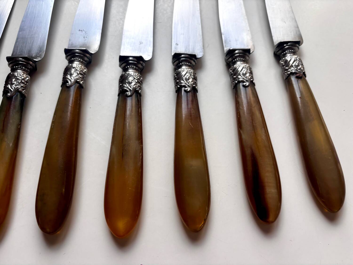 18 Wiskemann table knives in horn