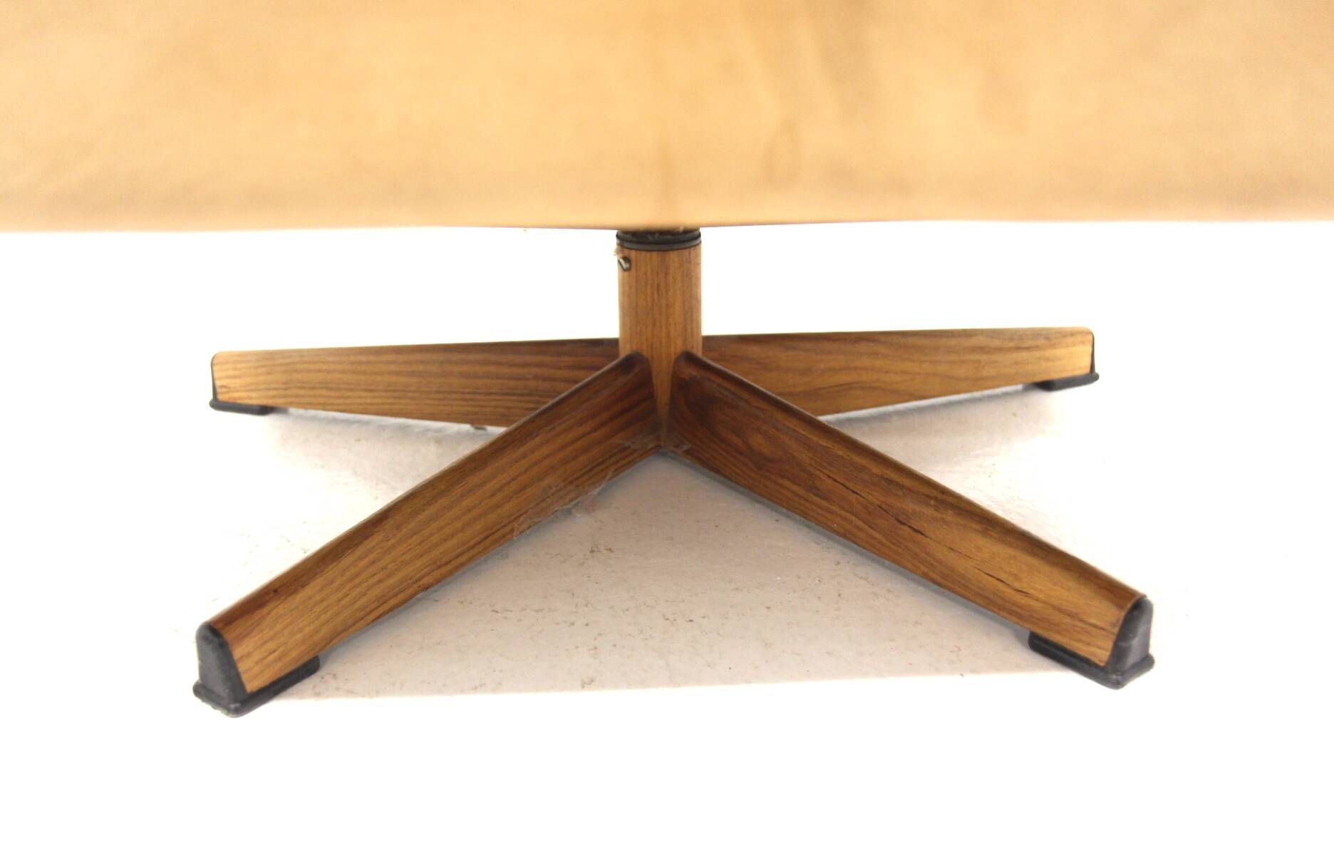 Scandinavian rotating leather armchair, Swivel chair, "Minerva", Torbjørn Afdal, Sweden, 1960