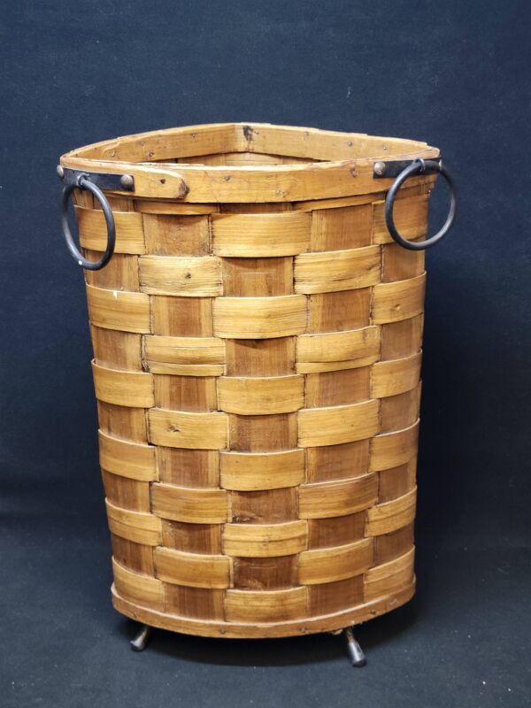Ancienne corbeille vintage en bois tressé d'angle porte parapluie / panier