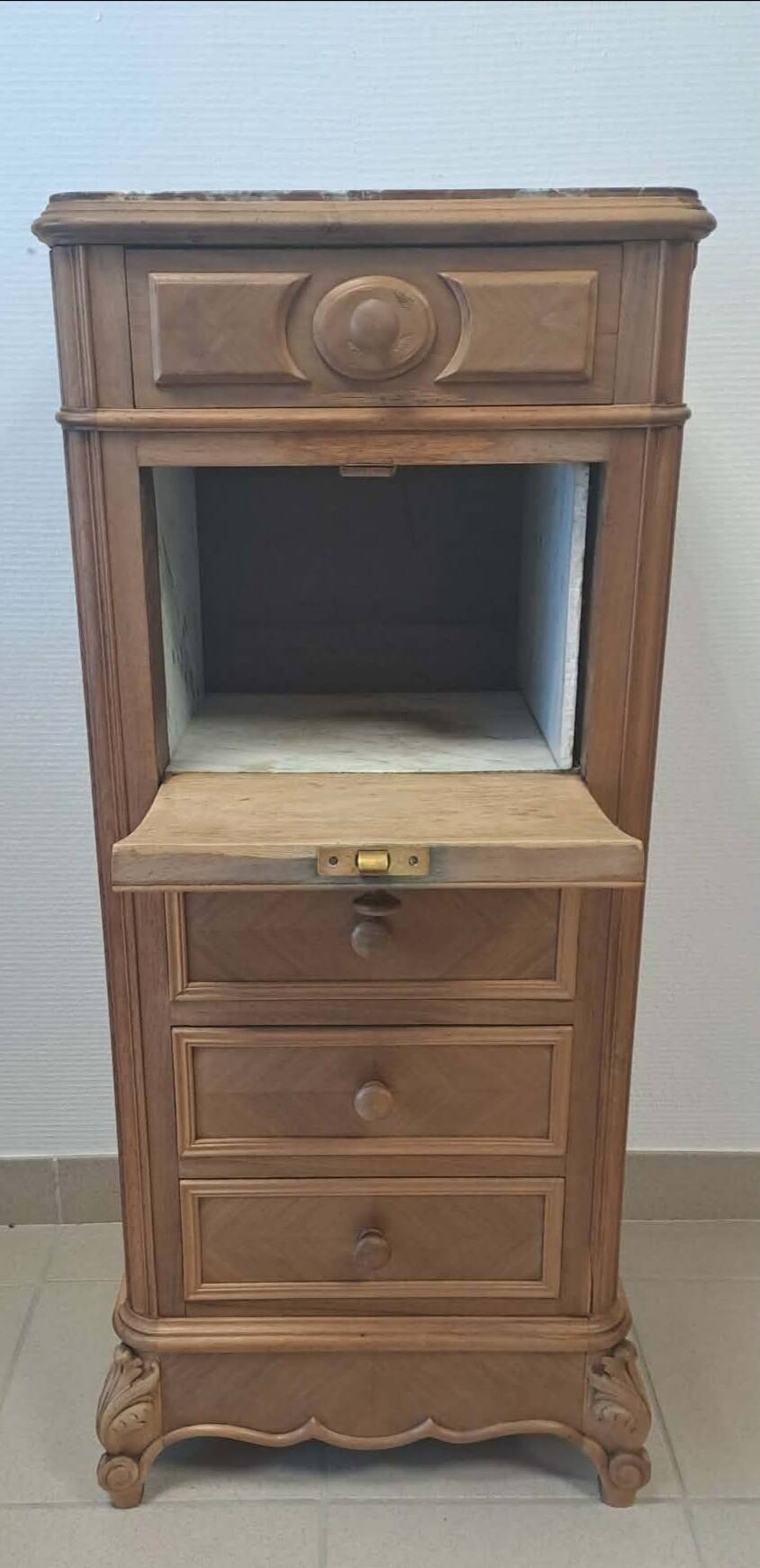 Oak chest of drawers