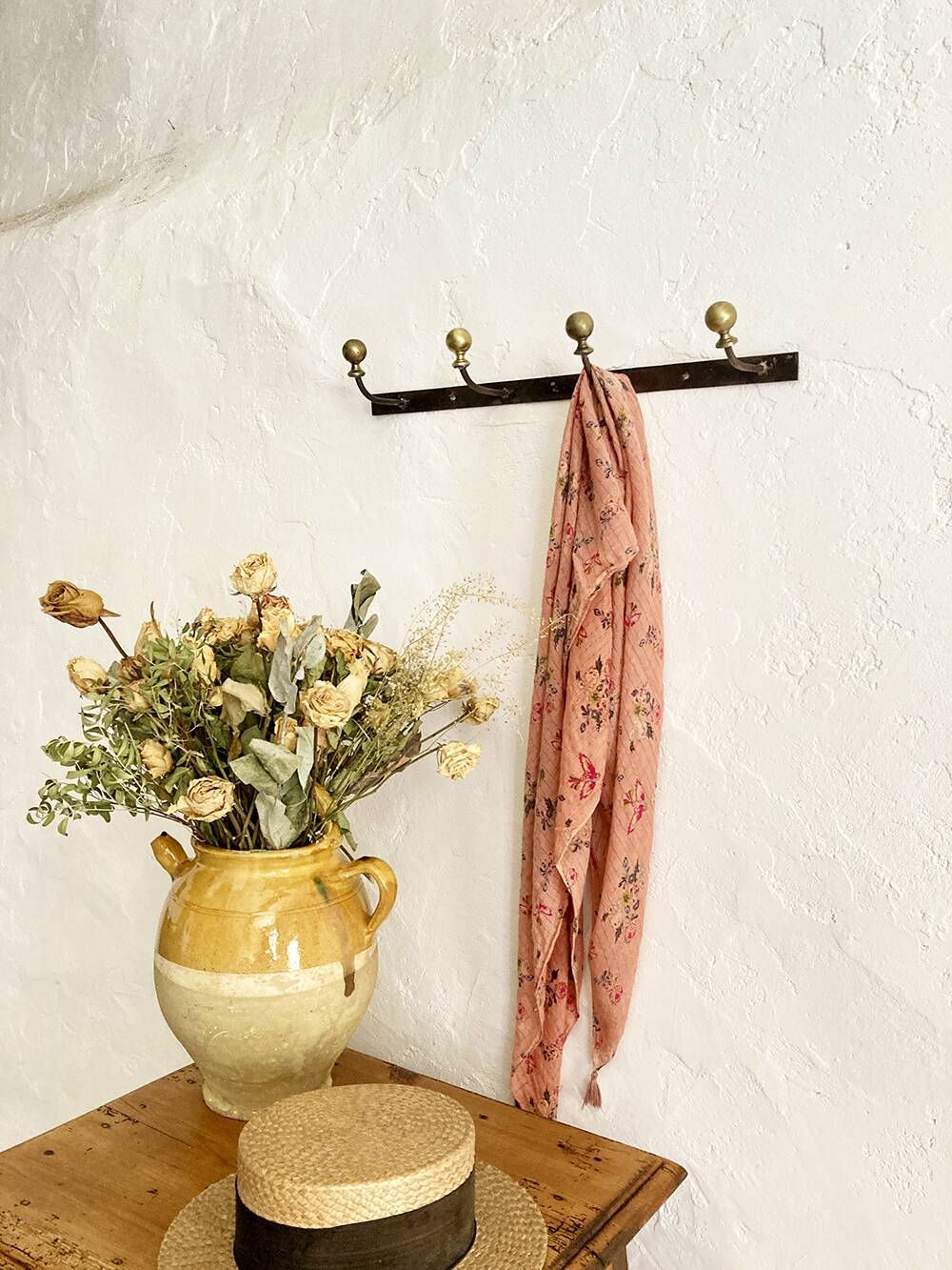 Wall-mounted coat rack with 4 hooks in metal and brass