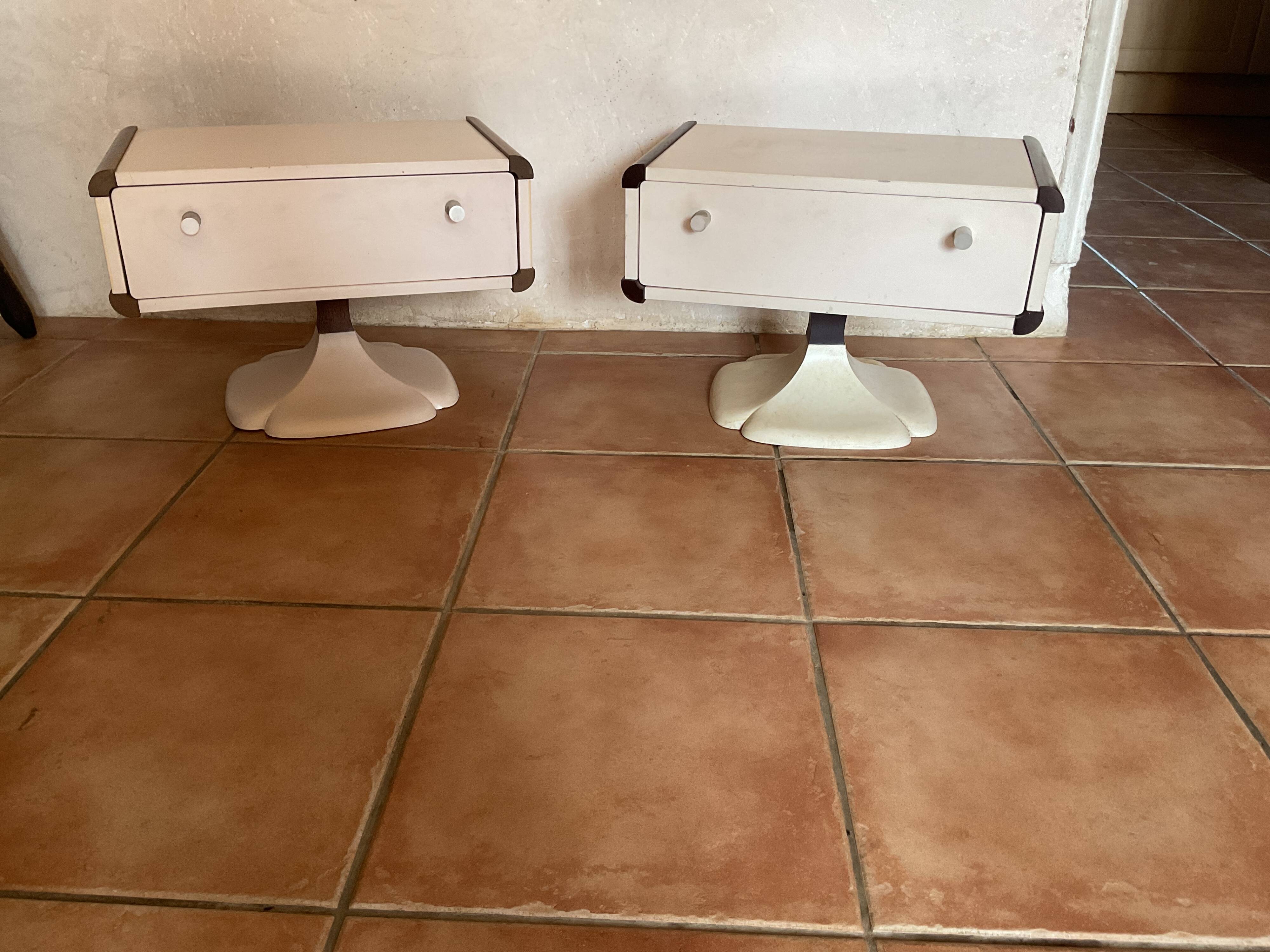 Pair of designer bedside tables – Gauthier, tulip base (clover)