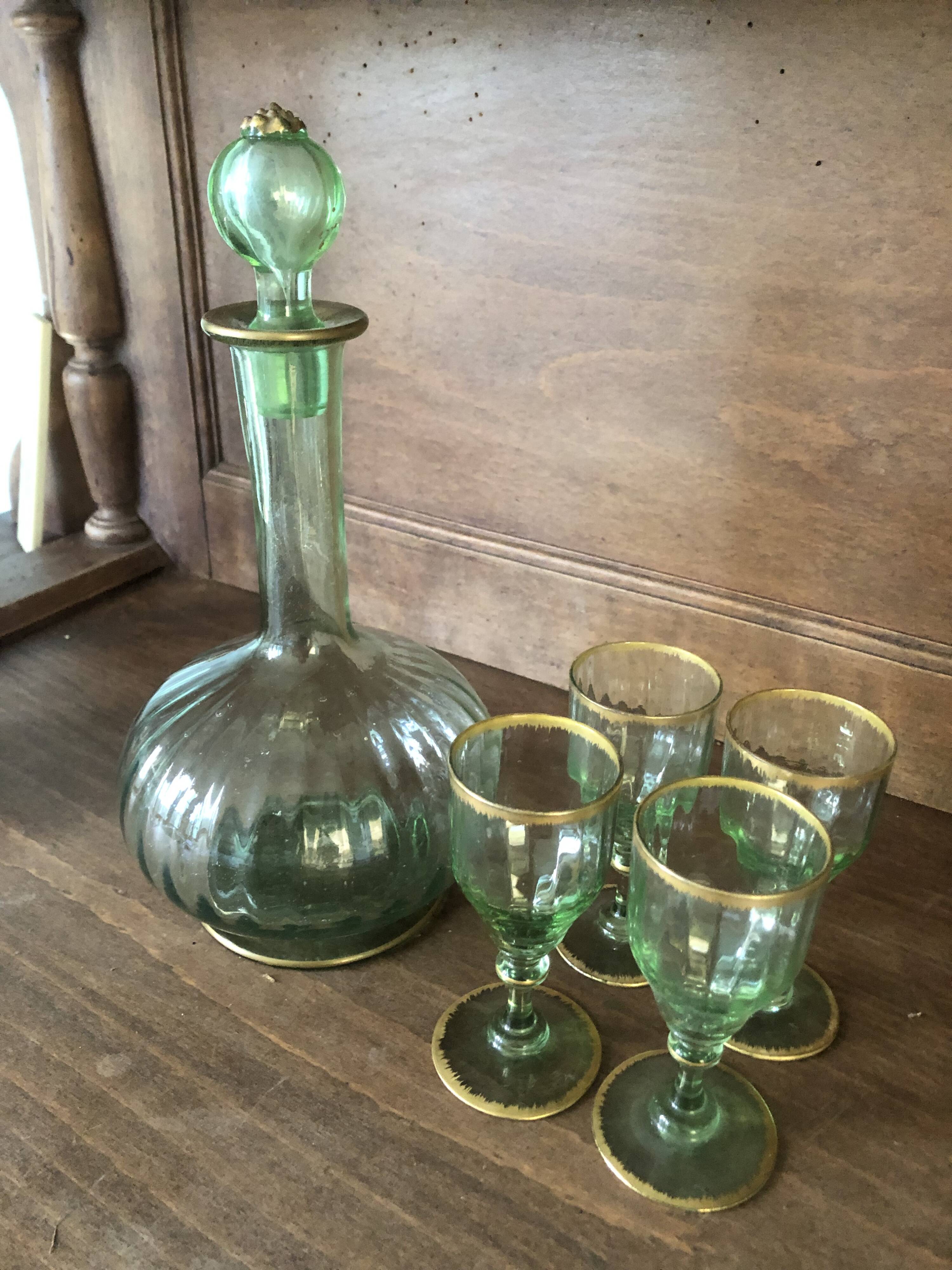 Carafe à liqueur avec ses verres en verre vert et doré