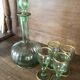 Carafe à liqueur avec ses verres en verre vert et doré