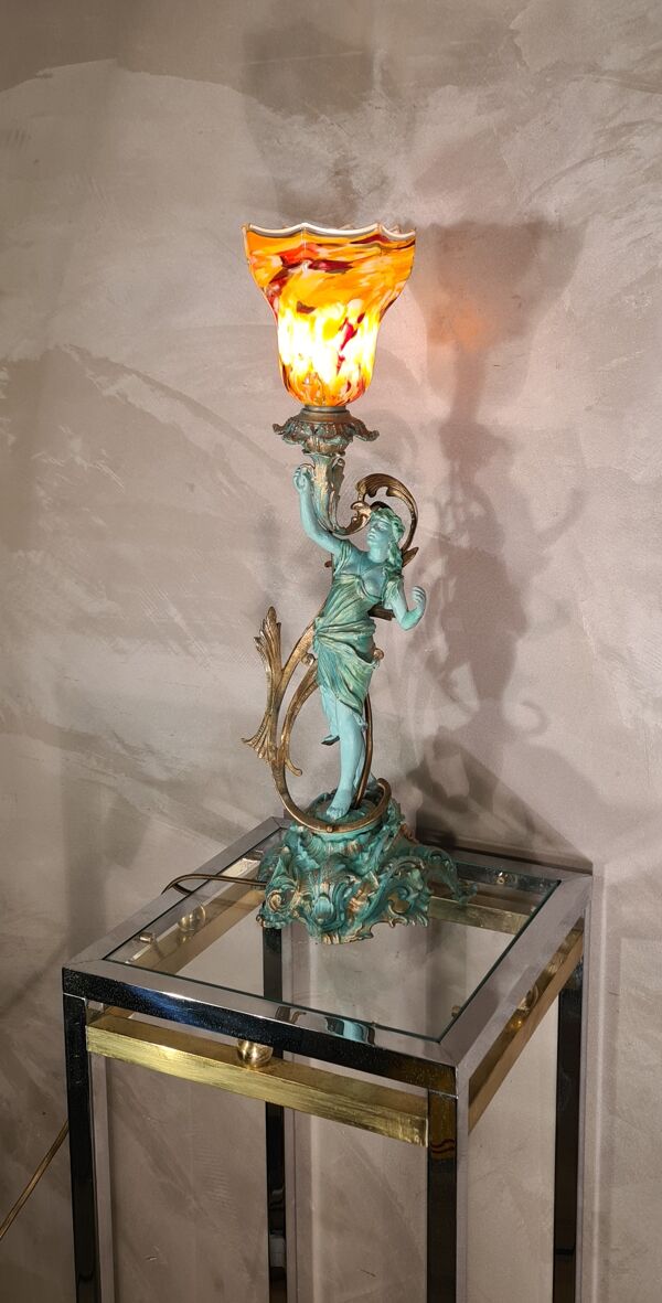 Ancienne   lampe  en regule  patiné  vert et bronze avec jolie tulipe multi couleurs en opaline