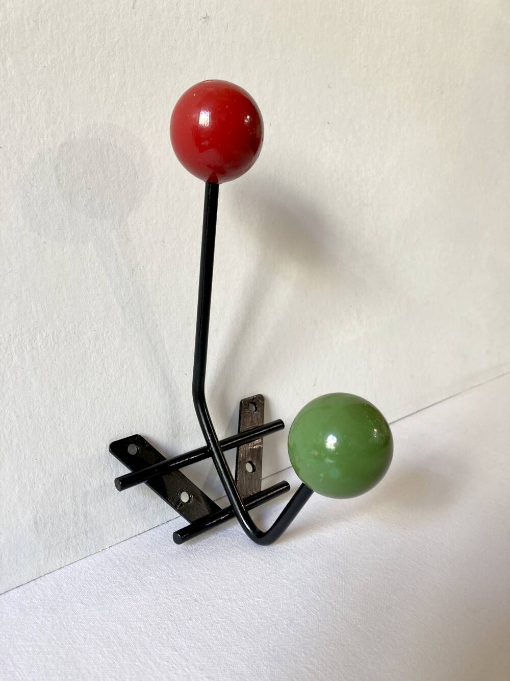 Petite patère double en métal et bois peint vert et rouge, années 1950-60