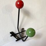 Petite patère double en métal et bois peint vert et rouge, années 1950-60