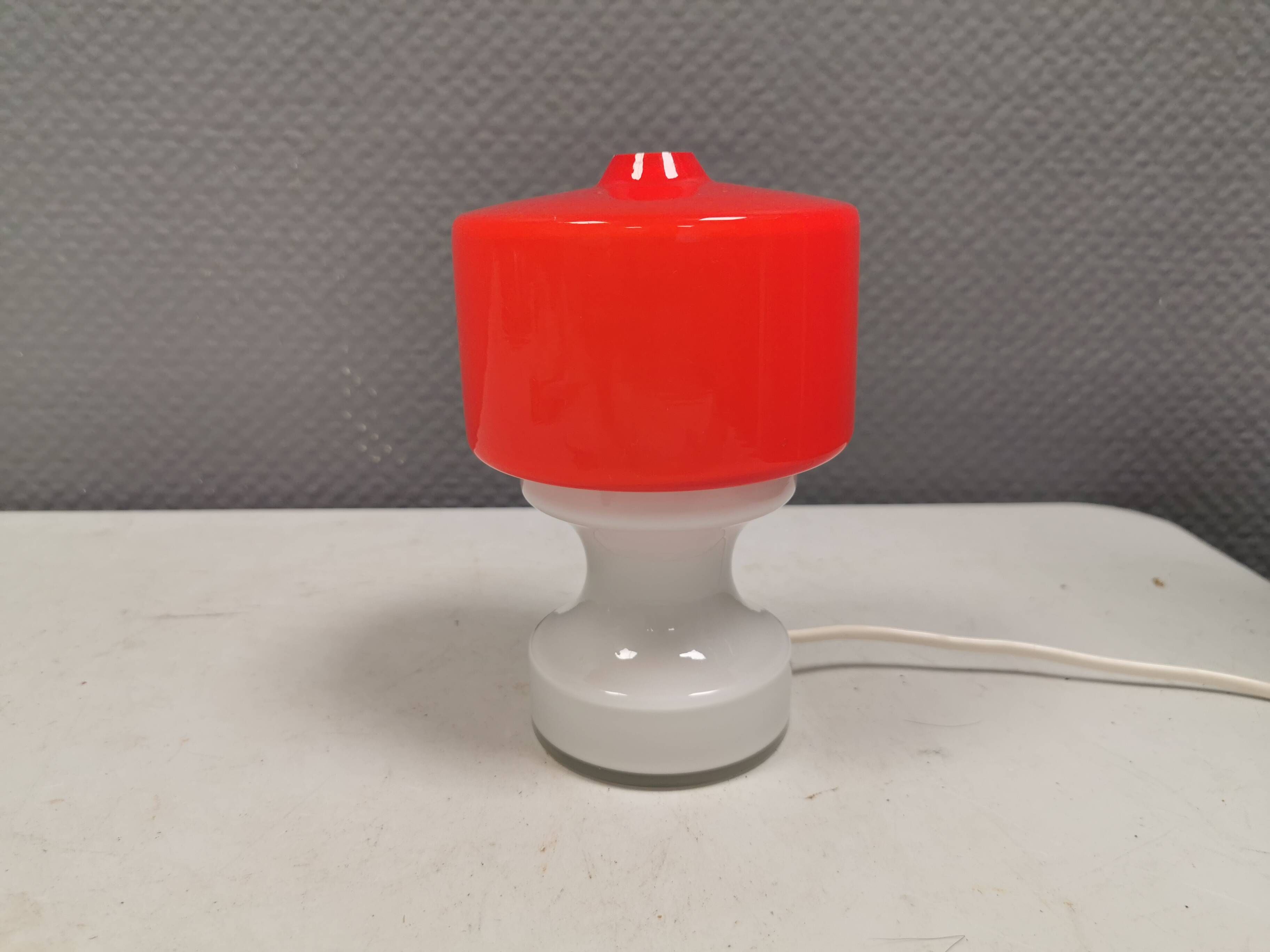 Glass table lamp, Swedish and from the 1980s, two-piece, in red/white glass