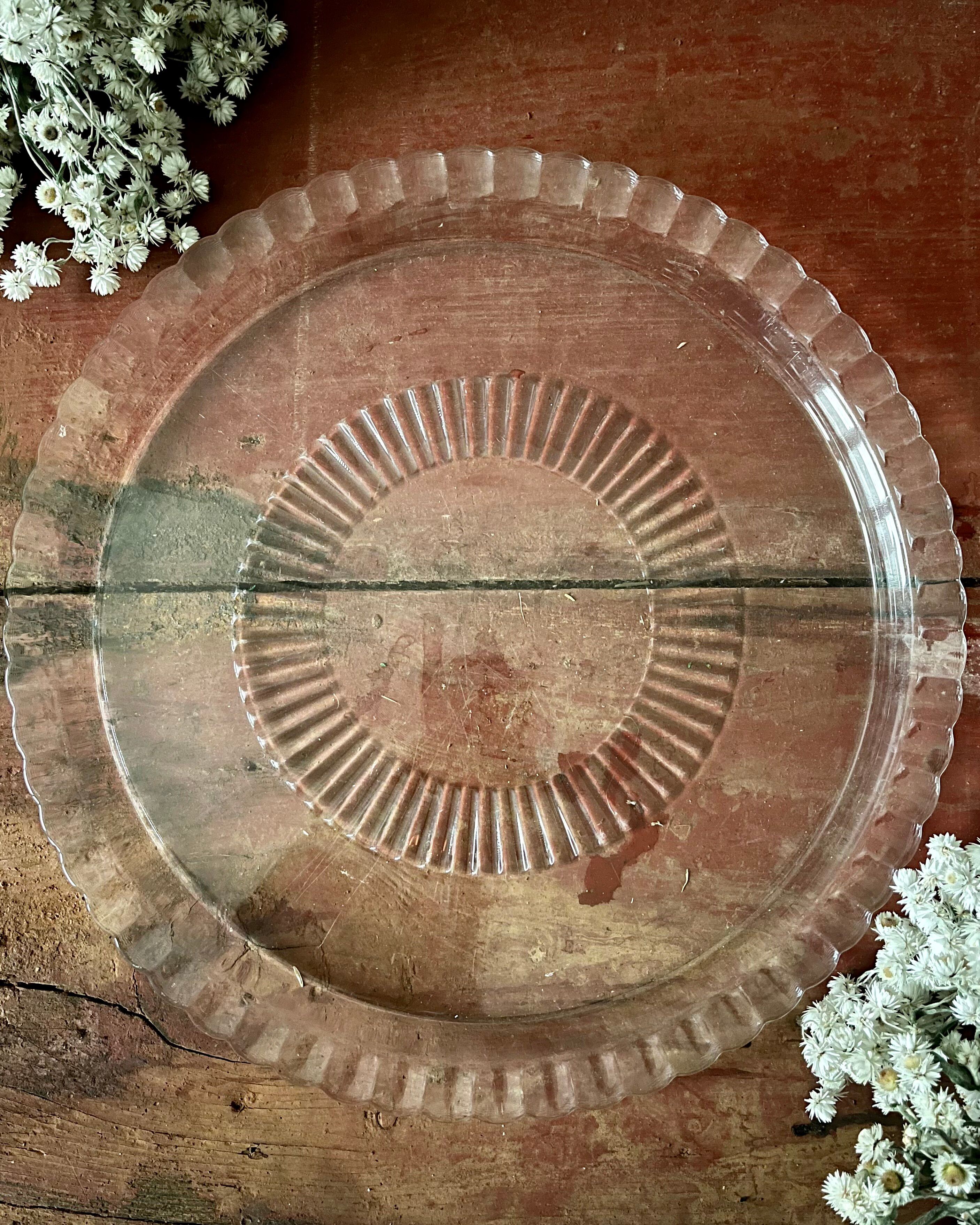 Large round daisy pie dish