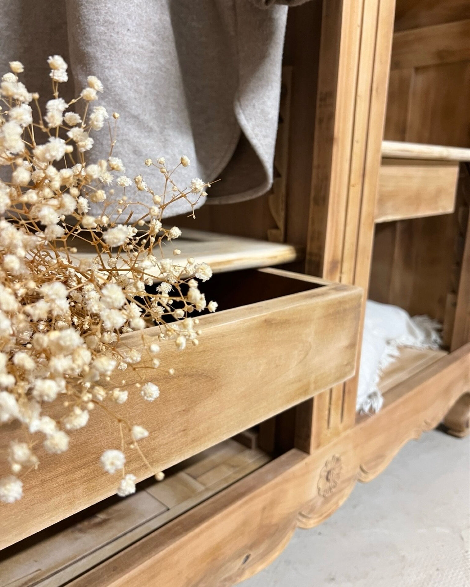 Armoire en merisier massif