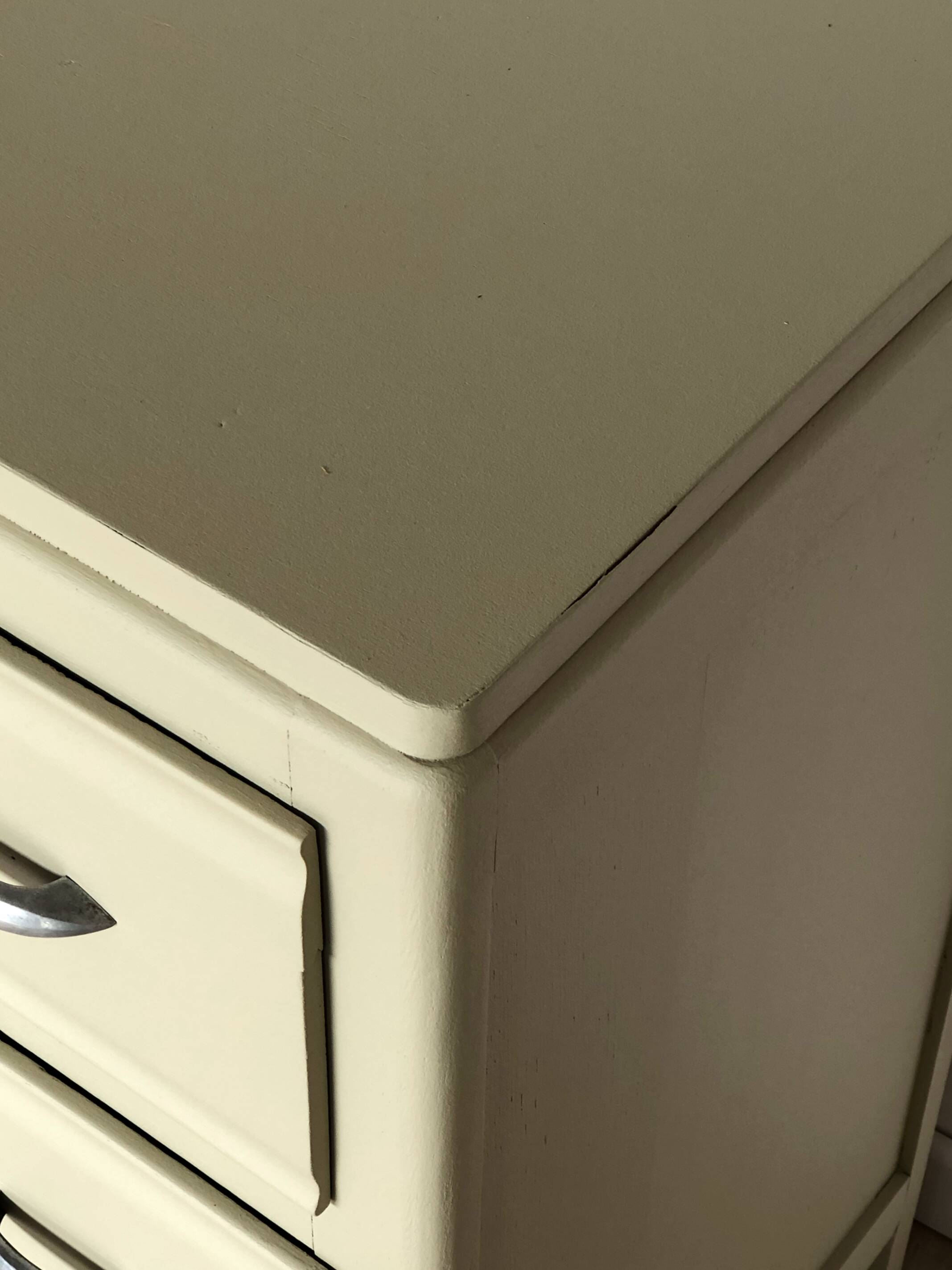Commode vintage couleur crème d'artichaud