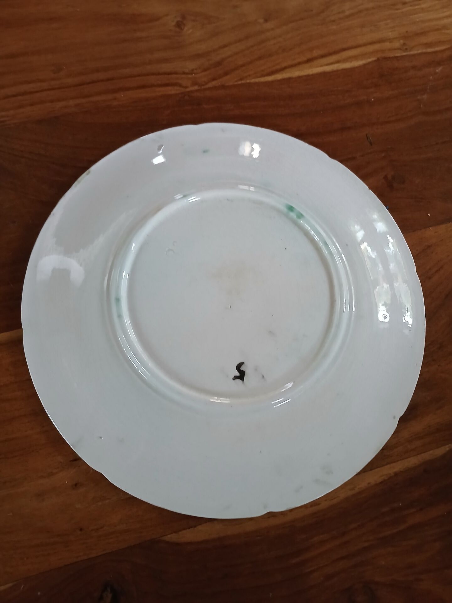 Assiette ancienne en barbotine
