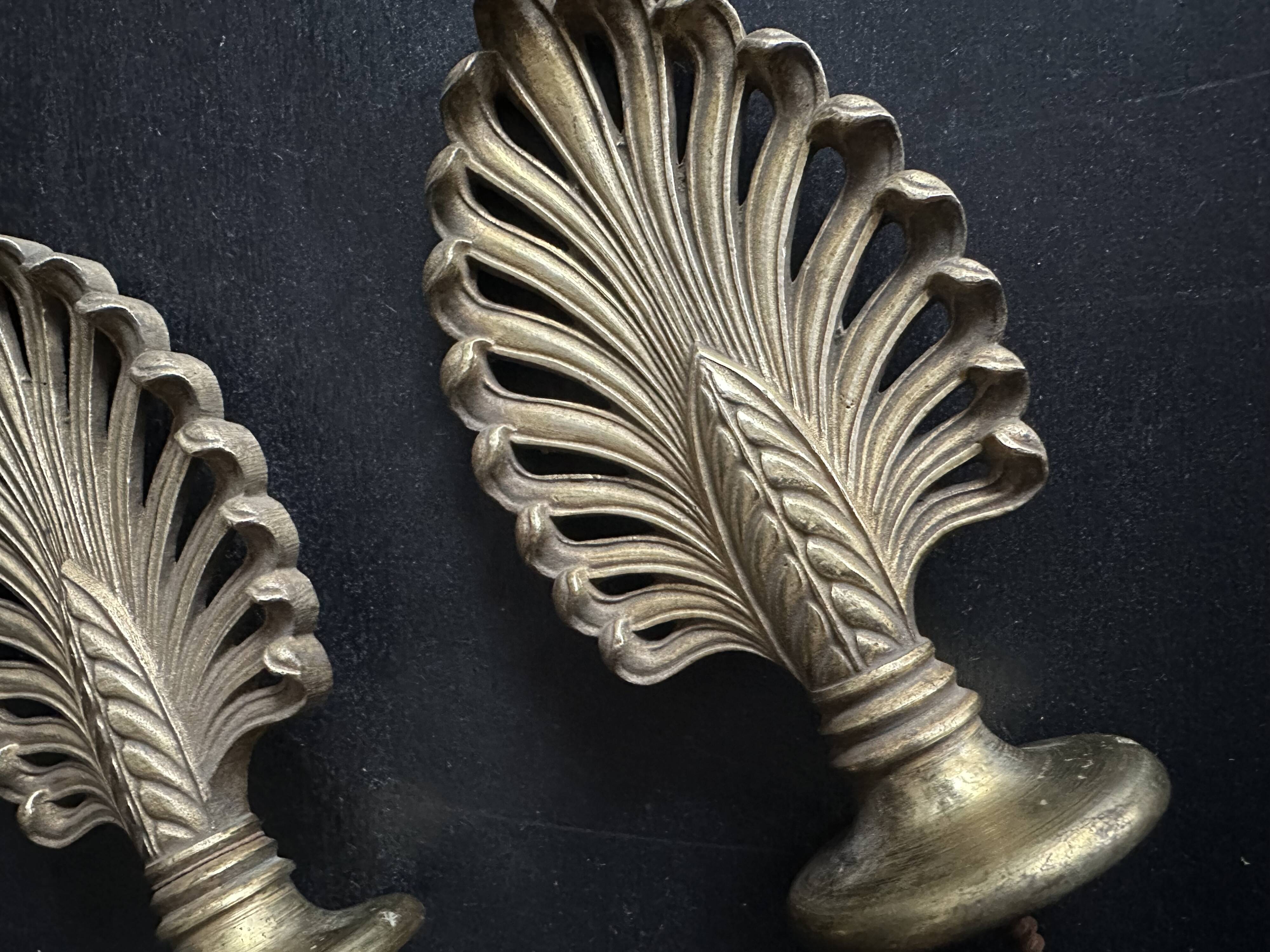 Pair of bronze curtain rod finials in the Napoléon III style with a palmette design.