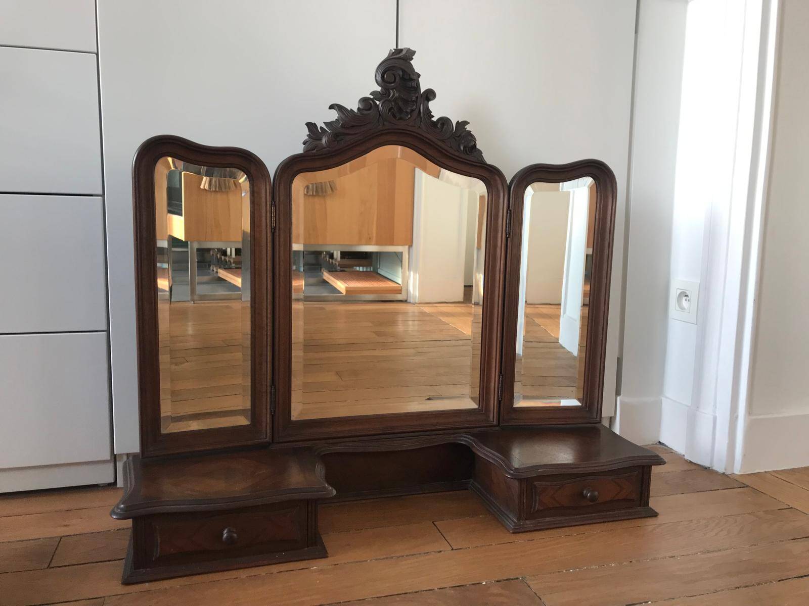Triptych mirror dressing table
