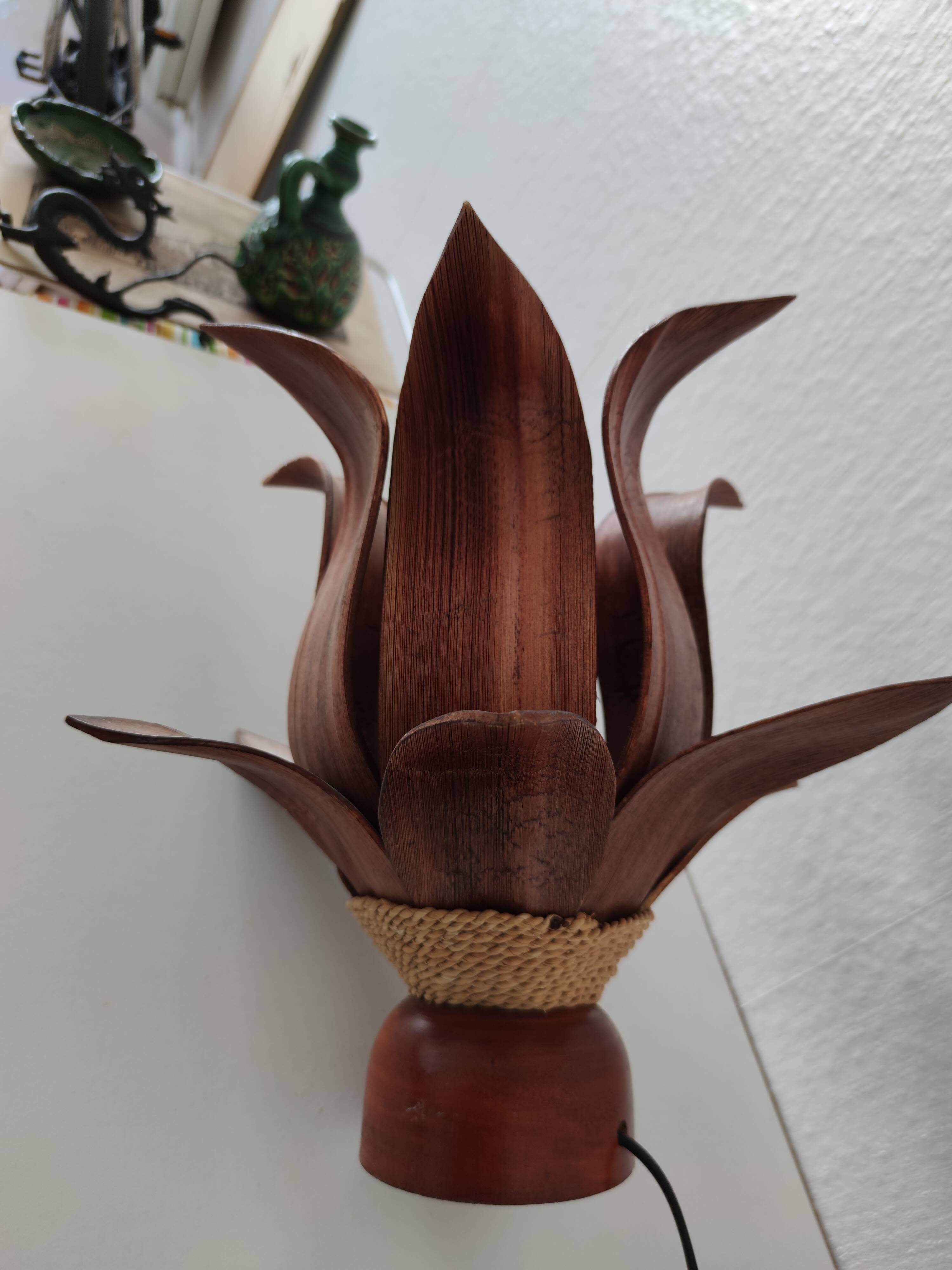 Lotus palm shell bedside table lamp