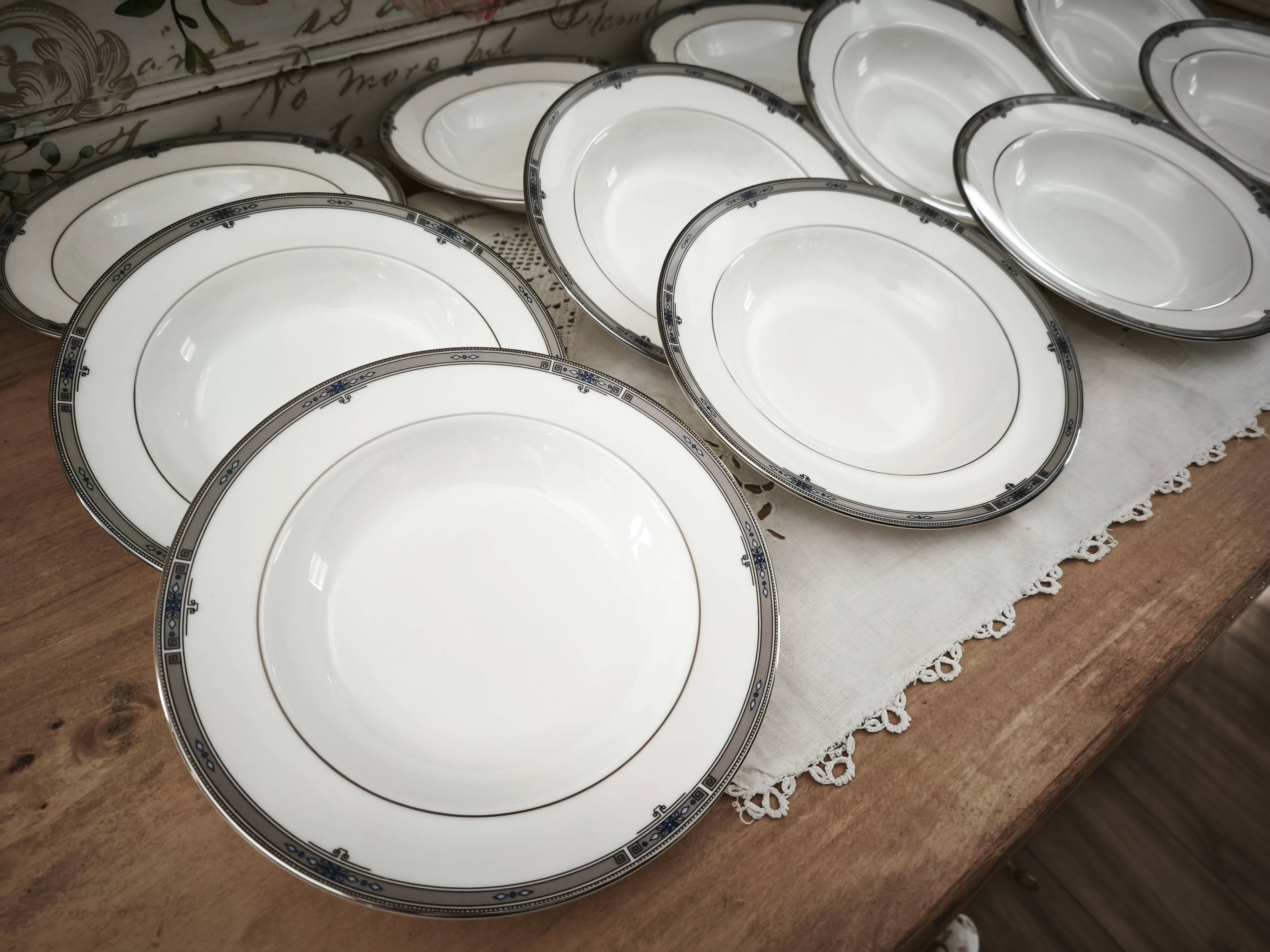 Set of 12 deep plates in English porcelain Wedgwood model Amherst.