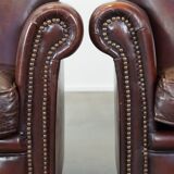 Lot de 2 fauteuils en cuir de mouton correctement finis avec des clous décoratifs