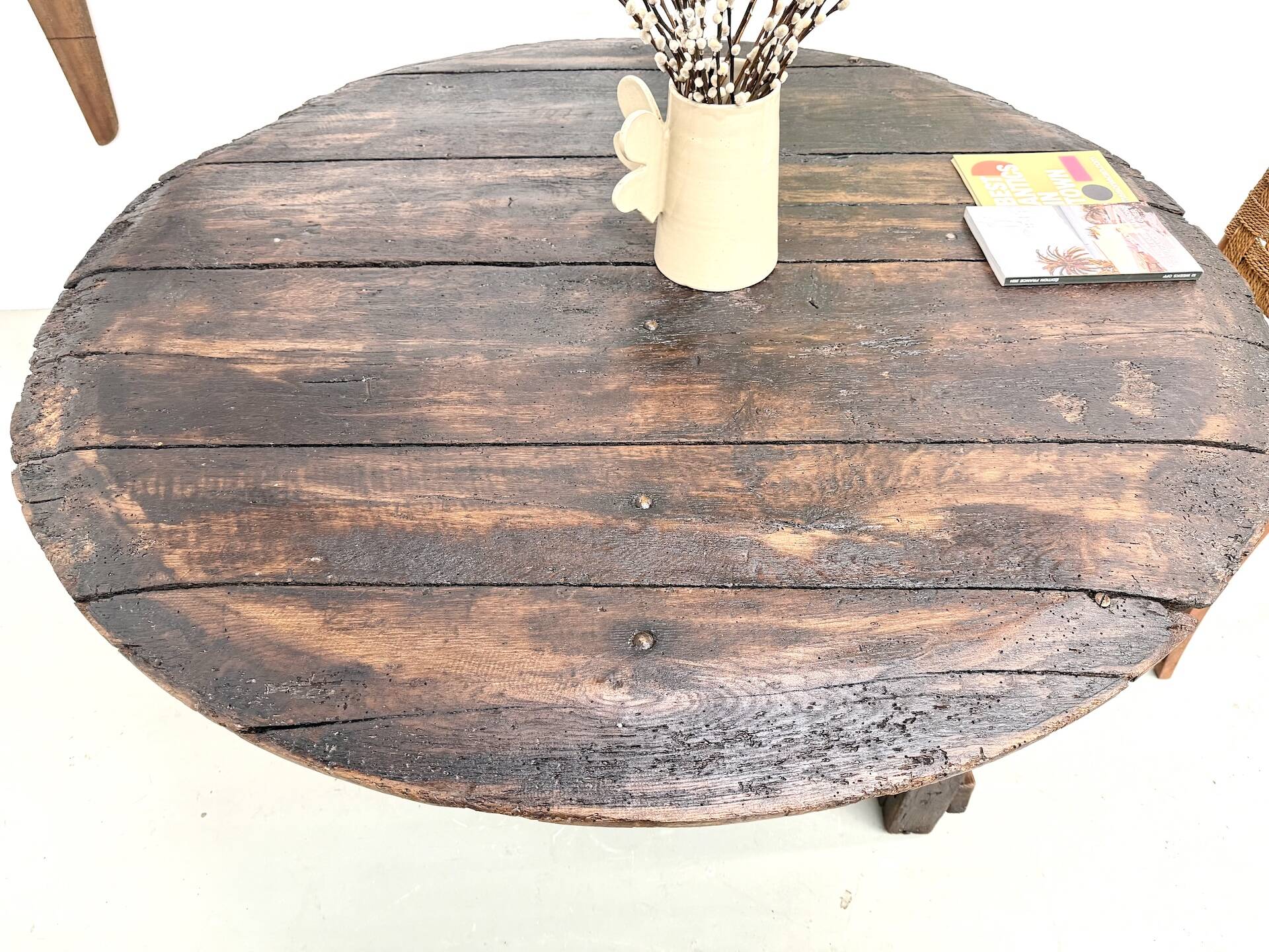 Round table in popular oak, circa 1880.