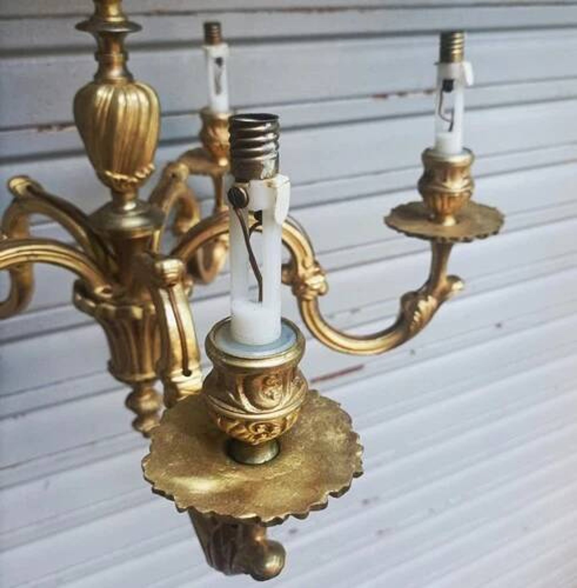 Antique gilded bronze chandelier in Louis XVI style, 5 lights, in working condition.
