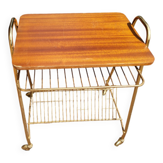 Table serving vinyl door and vintage turntable