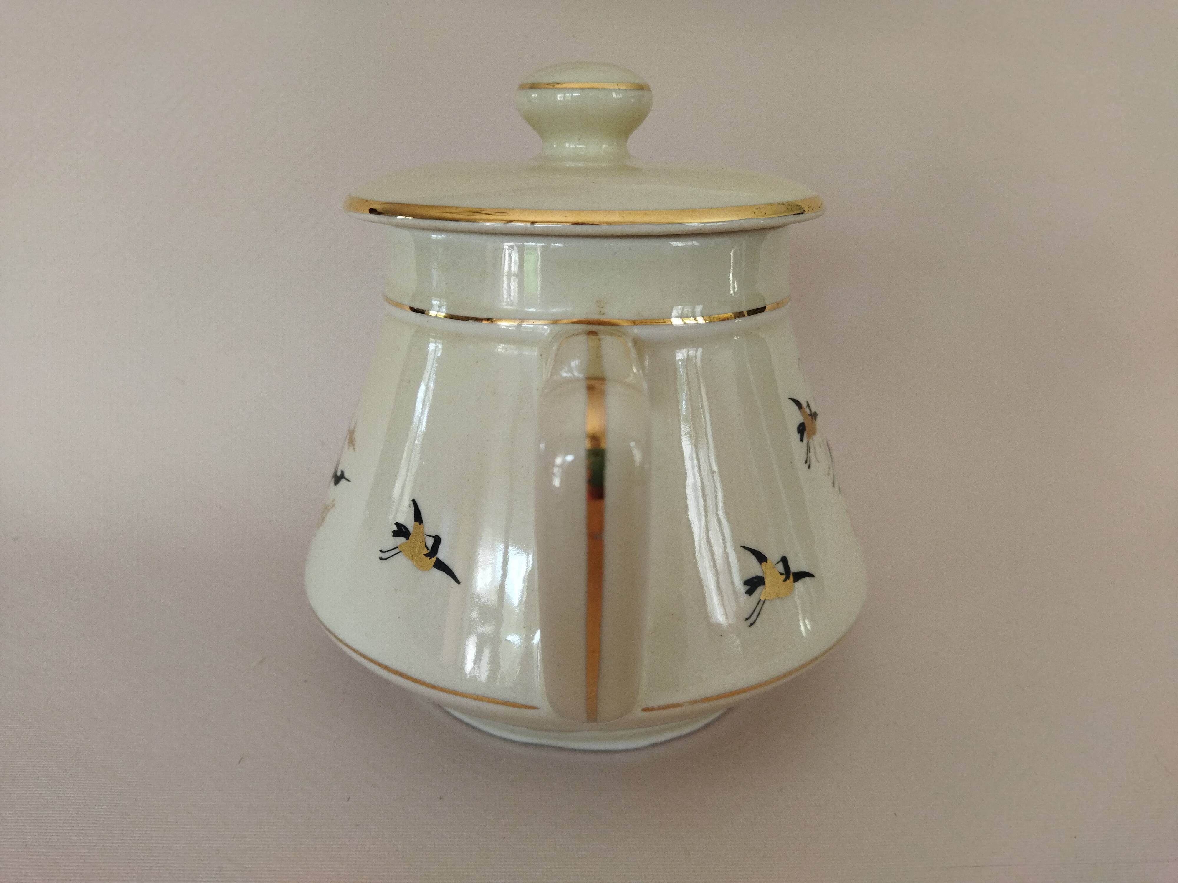 Salam pourer with Japanese motifs