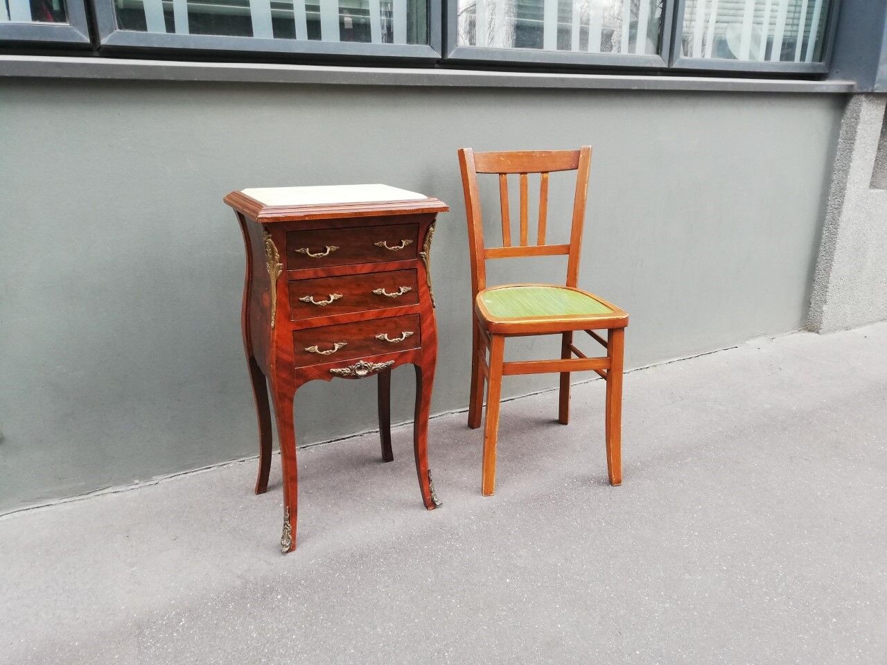Table de nuit de style louis xv