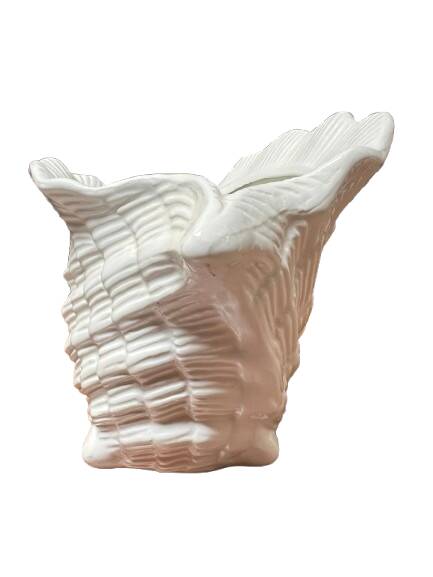 Shell-shaped ceramic vase