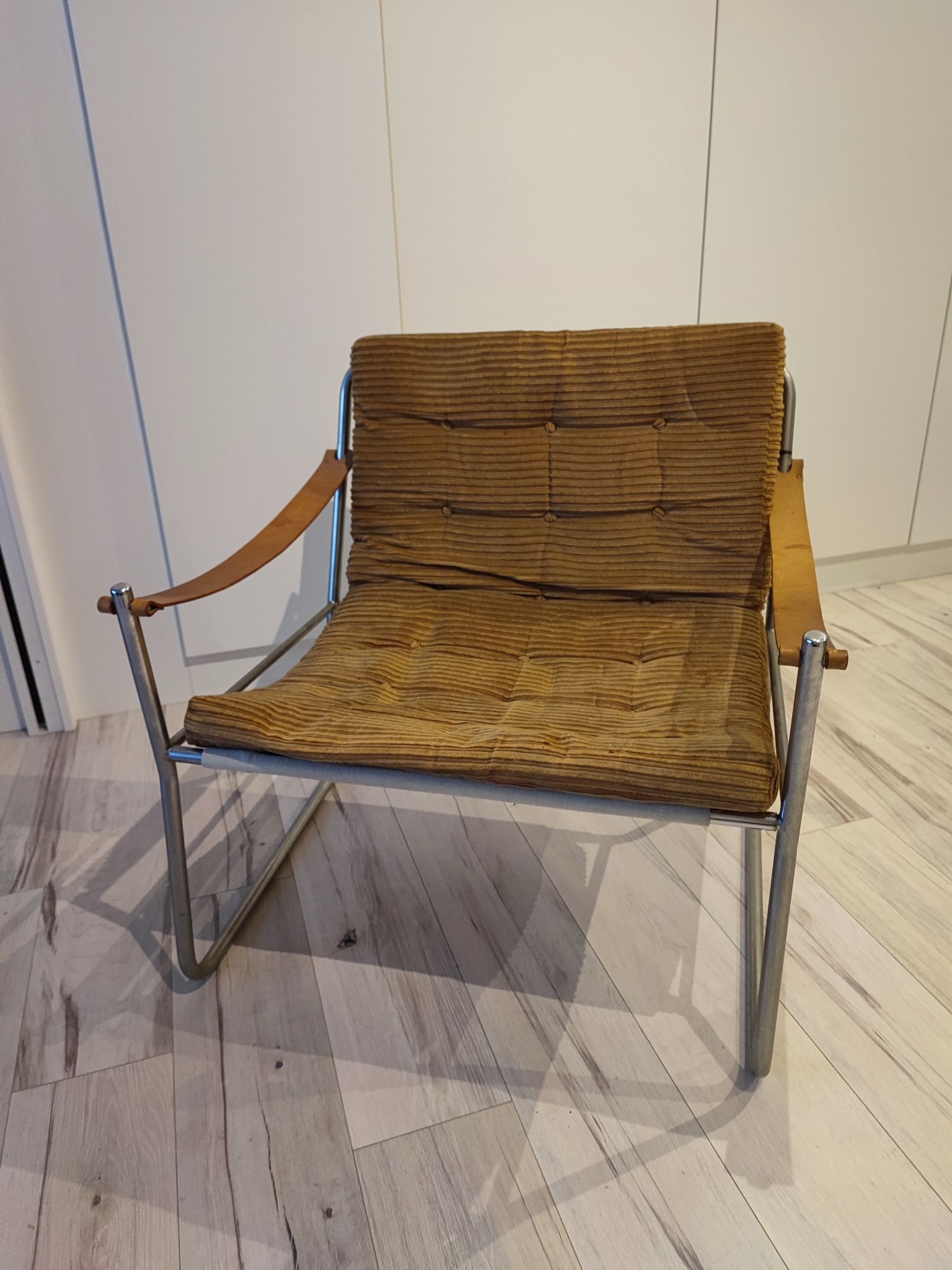 Scandinavian living room armchair in tubular chrome and leather