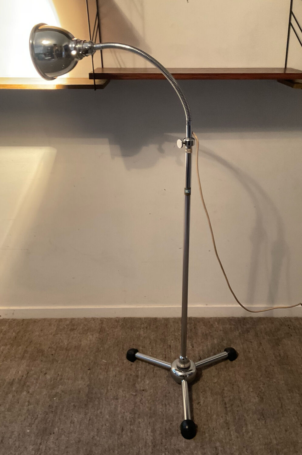 Lampadaire médical ou d’atelier des années 50-60 en métal chromé 
