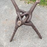 Table ouvragé en tek et pietement tripode